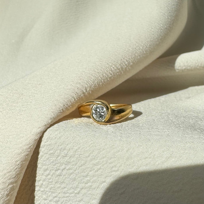 Elegant 18k Diamond Solitaire Ring