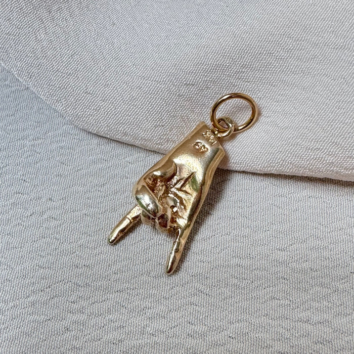 14k Solid Mano Cornuto Charm