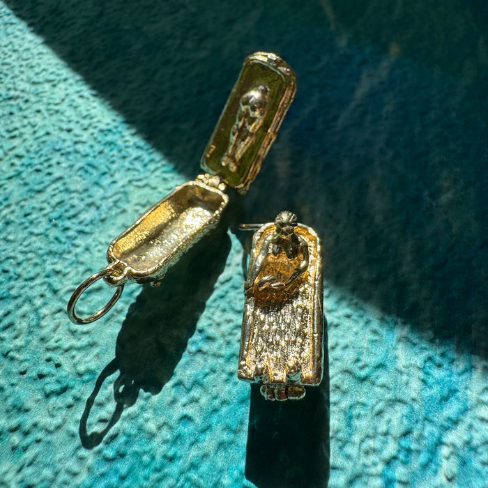 14k Articulated Lady in Bathtub Charm