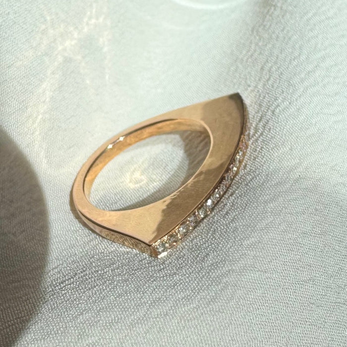 18k Modern Curved Diamond Ring
