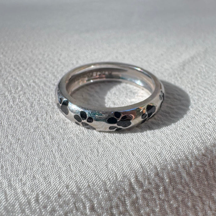 18k Enamel Paw Print Band by Hidalgo